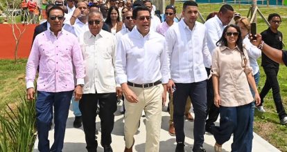 David Collado supervisa construcción de obra en los Bajos de Haina