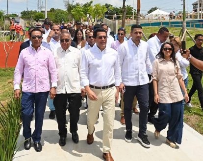 David Collado supervisa construcción de obra en los Bajos de Haina