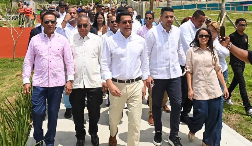 David Collado supervisa construcción de obra en los Bajos de Haina