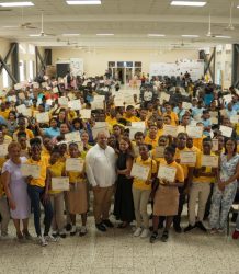 Regional 15 de Educación entrega certificados a estudiantes de Primaria del Subsistema de Jóvenes y Adultos