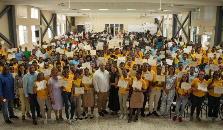 Regional 15 de Educación entrega certificados a estudiantes de Primaria del Subsistema de Jóvenes y Adultos