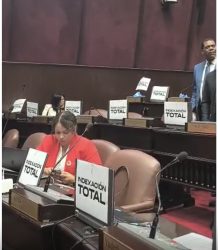 Con letreros de “Indexación Total”, diputados escuchan lectura del proyecto de ley económica