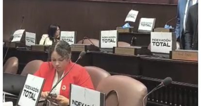 Con letreros de “Indexación Total”, diputados escuchan lectura del proyecto de ley económica
