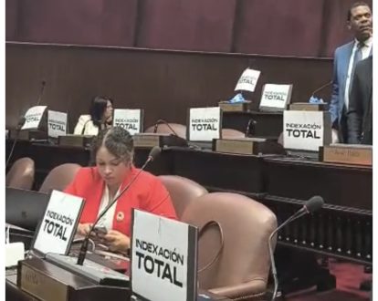 Con letreros de “Indexación Total”, diputados escuchan lectura del proyecto de ley económica