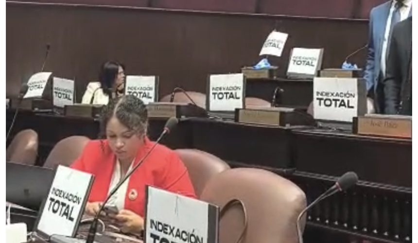 Con letreros de “Indexación Total”, diputados escuchan lectura del proyecto de ley económica