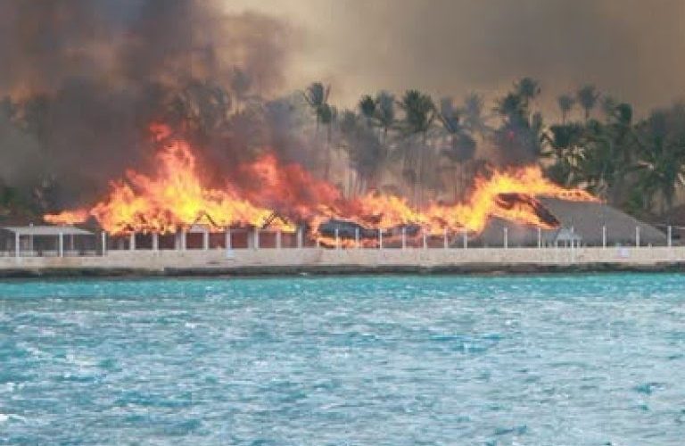Continúan labores para sofocar incendio en hotel en Bayahibe; evacúan 1,690 huéspedes