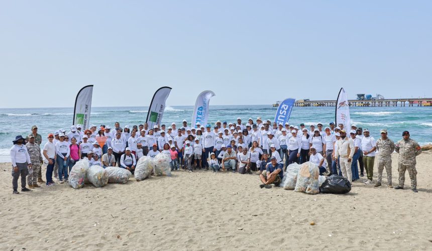 United Petroleum realiza jornada de limpieza en Playa Gringo de Haina por el Día Mundial de los Océanos