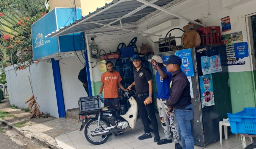 Policía Nacional investiga y da seguimiento a asalto a repartidor (delivery) en sector Alma Rosa I, SDE; el delito fue captado en video y difundido en redes sociales