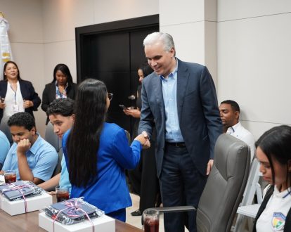 Delegación de estudiantes representará al país en Kenia y Estados Unidos en programas internacionales de liderazgo y debate