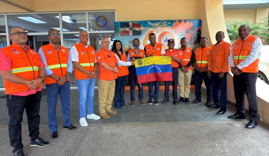 Defensa Civil reconoce labor de rescatista que participó en misión humanitaria en Venezuela