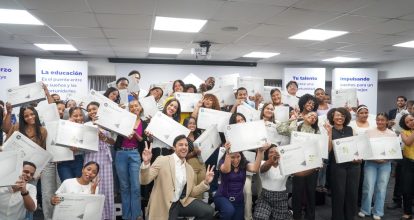 Raymond Rodríguez entrega laptops a 56 estudiantes meritorios mediante la Fundación GBC