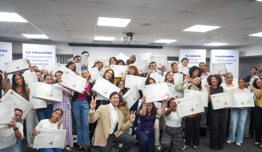 Raymond Rodríguez entrega laptops a 56 estudiantes meritorios mediante la Fundación GBC