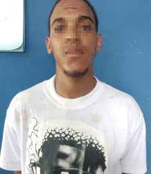 Policía apresa en flagrancia a hombre acusado de agredir a mujer y a una menor en La Vega