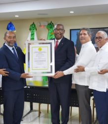 COOEPROUASD reconoce al rector Editrudis Beltrán por fortalecer el cooperativismo universitario