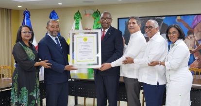 COOEPROUASD reconoce al rector Editrudis Beltrán por fortalecer el cooperativismo universitario