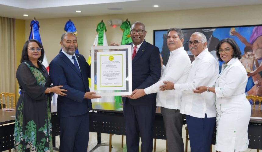 COOEPROUASD reconoce al rector Editrudis Beltrán por fortalecer el cooperativismo universitario