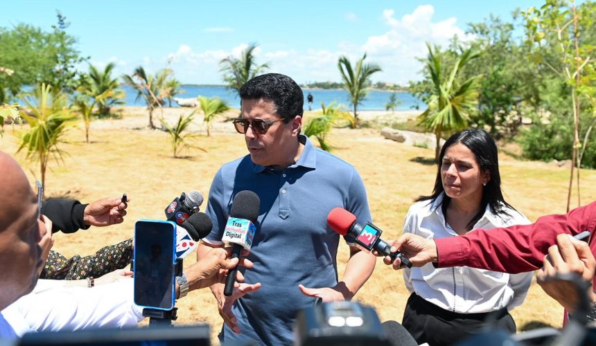 David Collado supervisa intervención playa El Faro de San Pedro Macorís